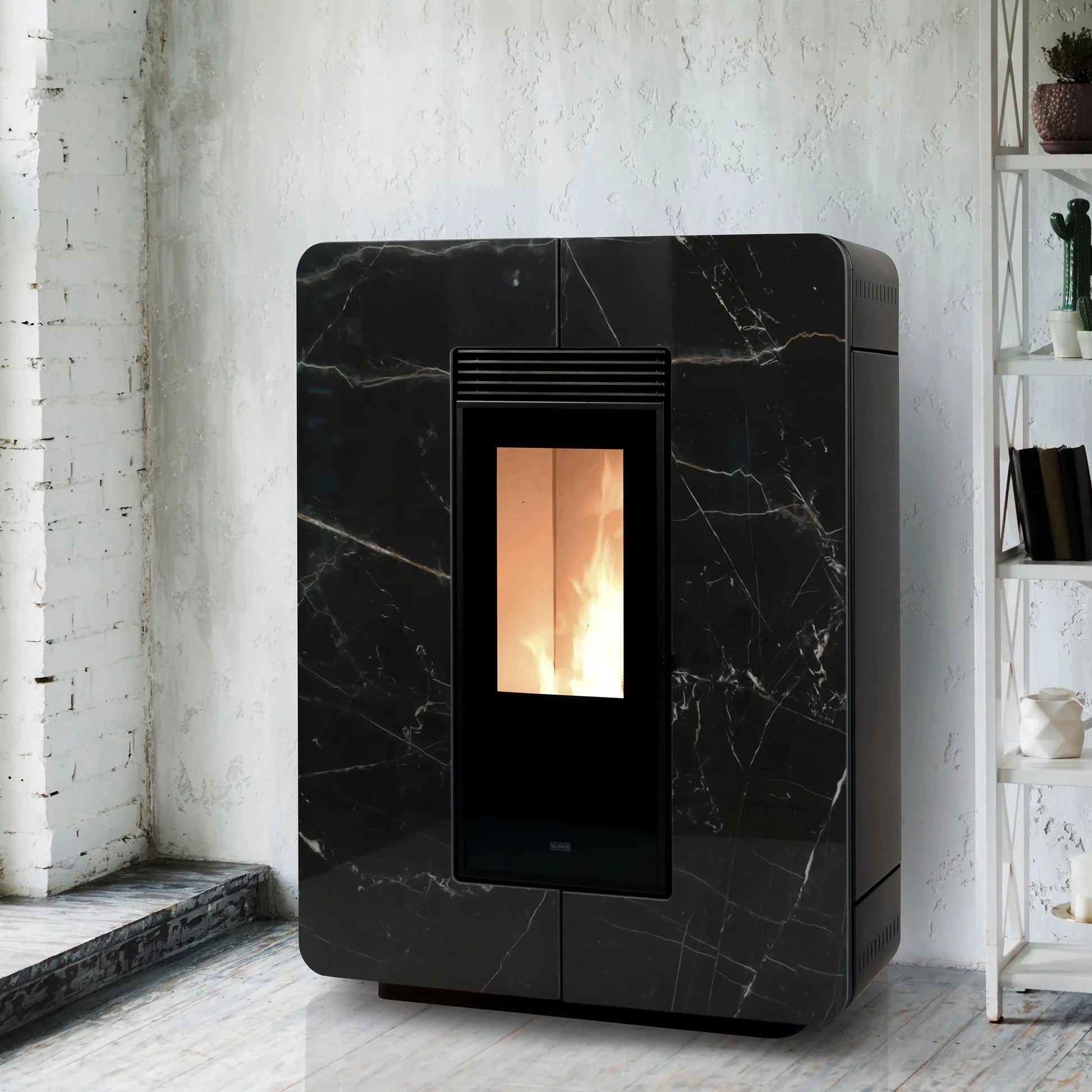 Stufa a pellet Astra Stone Air di Klover, con design elegante e pannello di controllo, visibile in primo piano.