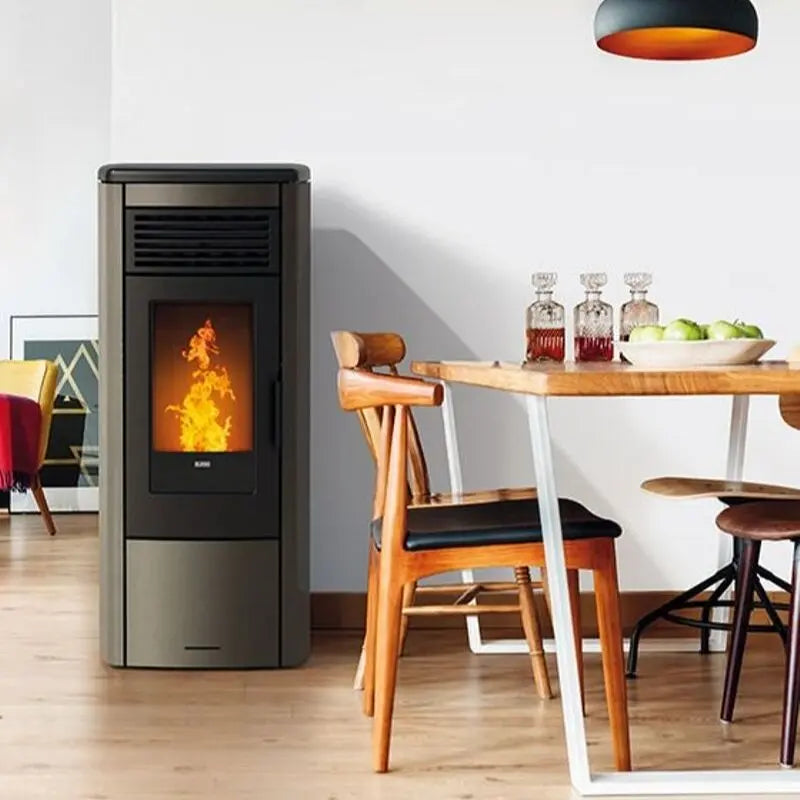 Stufa a pellet Klover Aura 120s AIR con design moderno e schermo digitale, visibile in immagine.