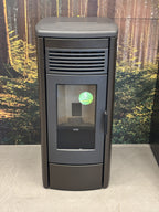 Stufa a pellet Klover Aura 80 S con design moderno e display digitale, in bianco con pannello frontale nero.