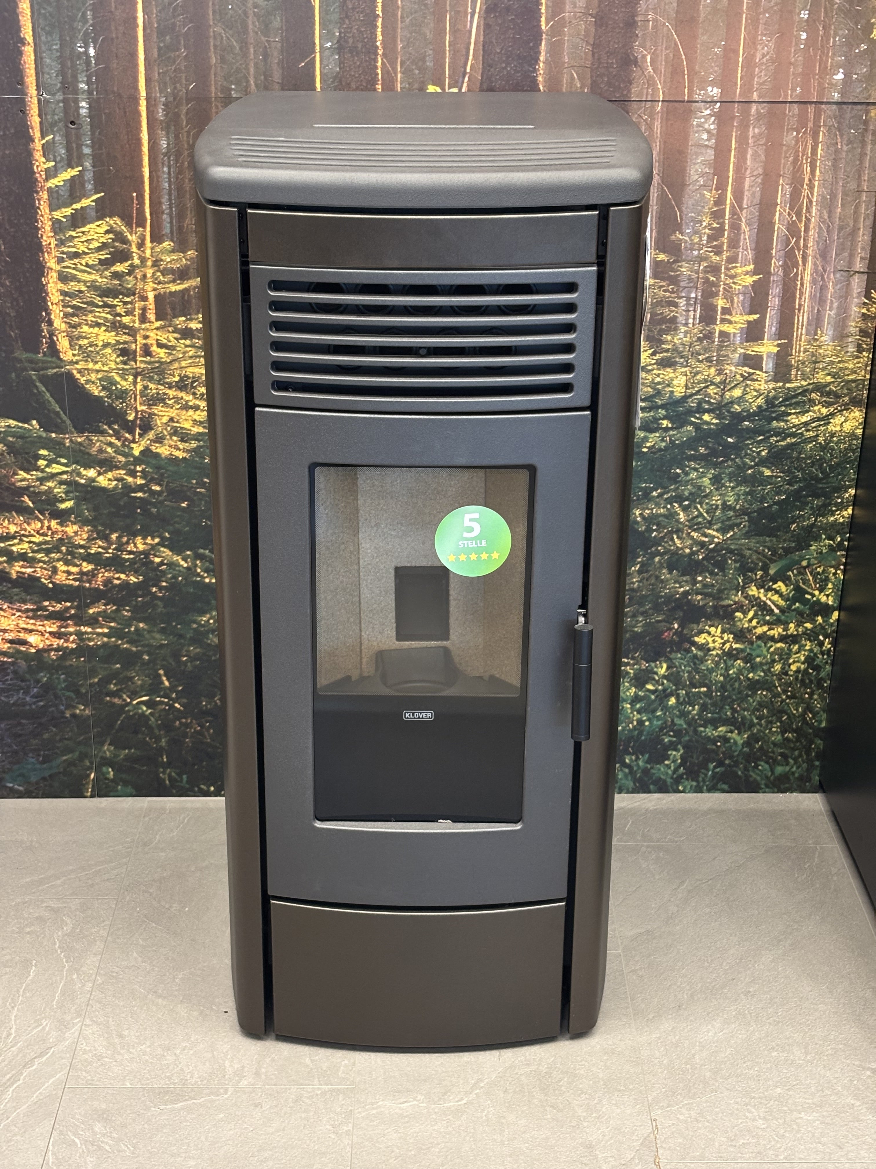 Stufa a pellet Klover Aura 80 S con design moderno e display digitale, in bianco con pannello frontale nero.