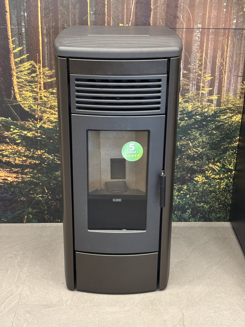 Stufa a pellet Klover Aura 80 S con design moderno e display digitale, in bianco con pannello frontale nero.