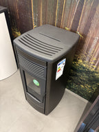 Stufa a pellet Klover Aura 80 S con display digitale e design moderno, vista frontale con porta in vetro e pannelli in acciaio.
