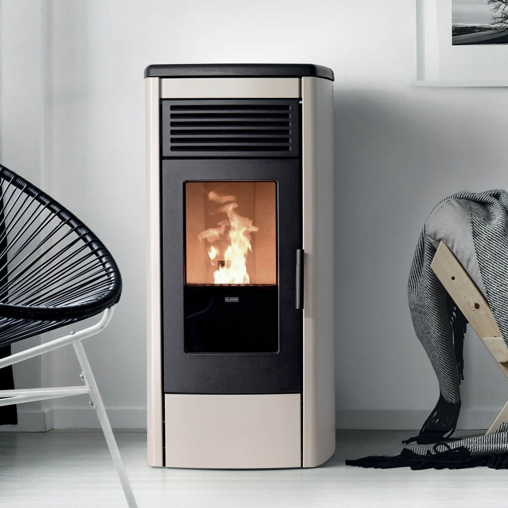 Stufa a pellet Klover Aura 80s AIR con design moderno e dettagli visibili, ideale per riscaldamento efficiente e stile contemporaneo.
