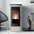 Stufa a pellet Klover Aura 80s AIR con design moderno e dettagli visibili, ideale per riscaldamento efficiente e stile contemporaneo.