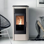 Stufa a pellet Klover Aura 80s AIR con design moderno e dettagli visibili, ideale per riscaldamento efficiente e stile contemporaneo.