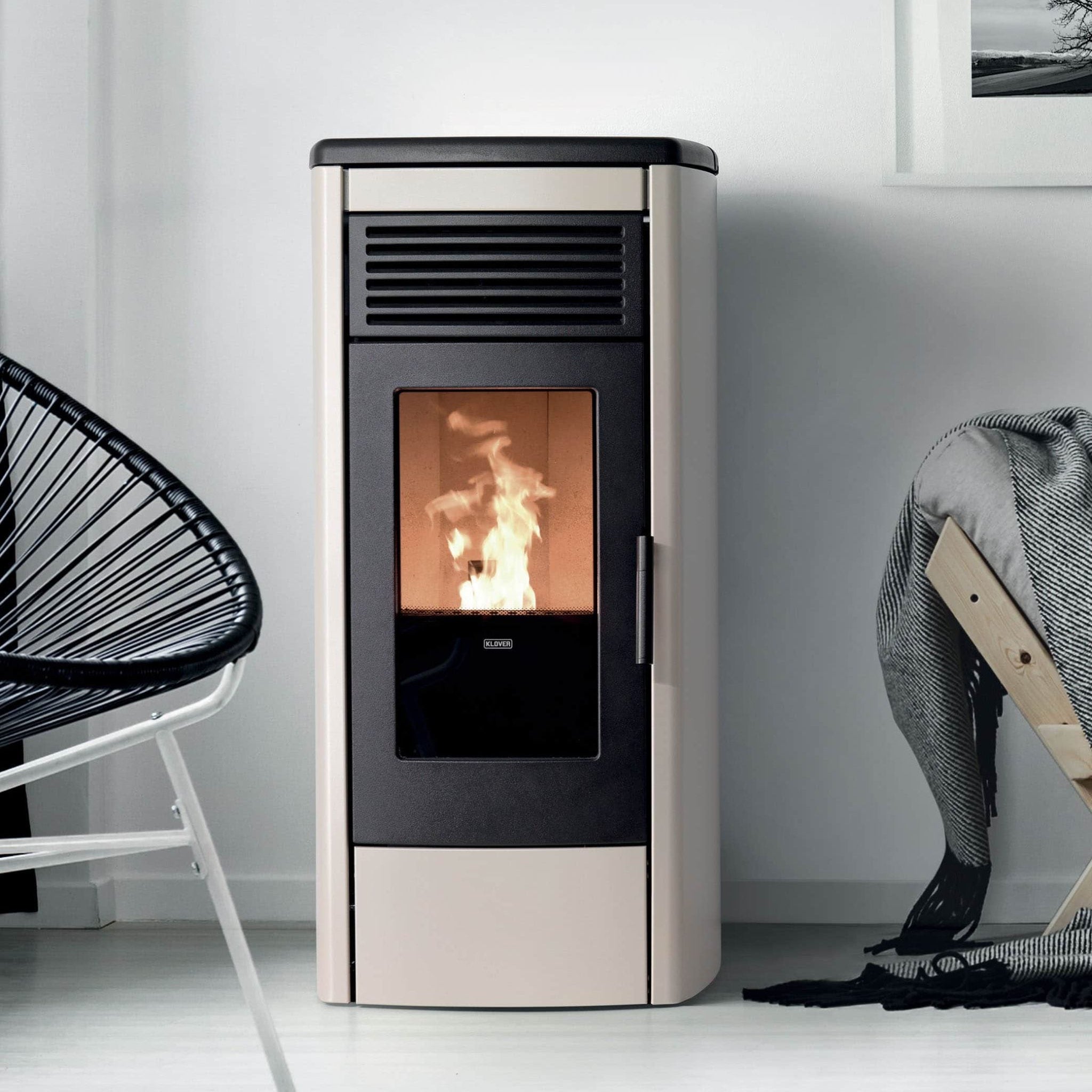Stufa a pellet Klover Aura 80s AIR con design moderno e dettagli visibili, ideale per riscaldamento efficiente e stile contemporaneo.