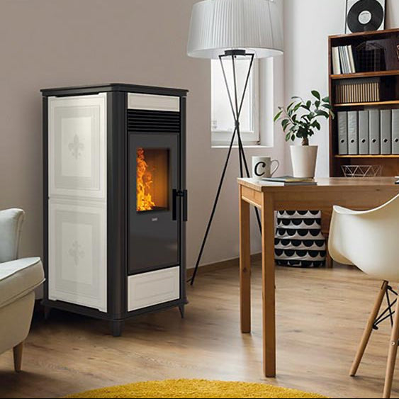Stufa a pellet Klover Class 90s AIR con design moderno e display digitale, vista frontale con fiamme accese e struttura in acciaio.
