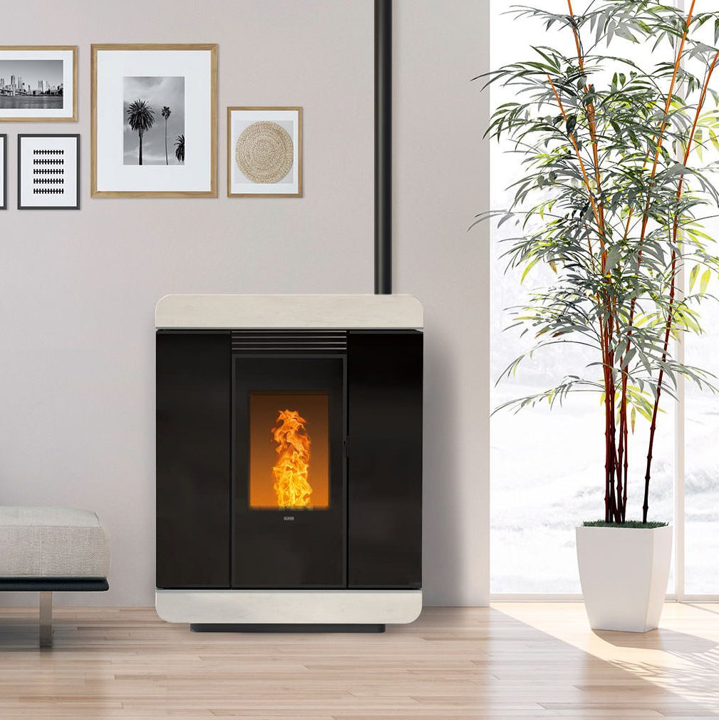Stufa a pellet Klover Diva Air con design moderno e display digitale, visibile in immagine.