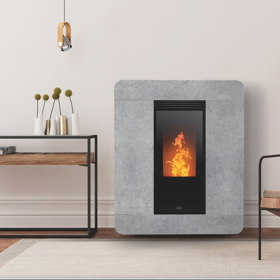 Stufa a pellet Klover Diva Total Stone con rivestimento in pietra, design elegante e moderna per riscaldamento domestico.