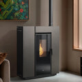 Stufa a pellet Klover Klin 80S con design moderno e pannello di controllo digitale, vista frontale.