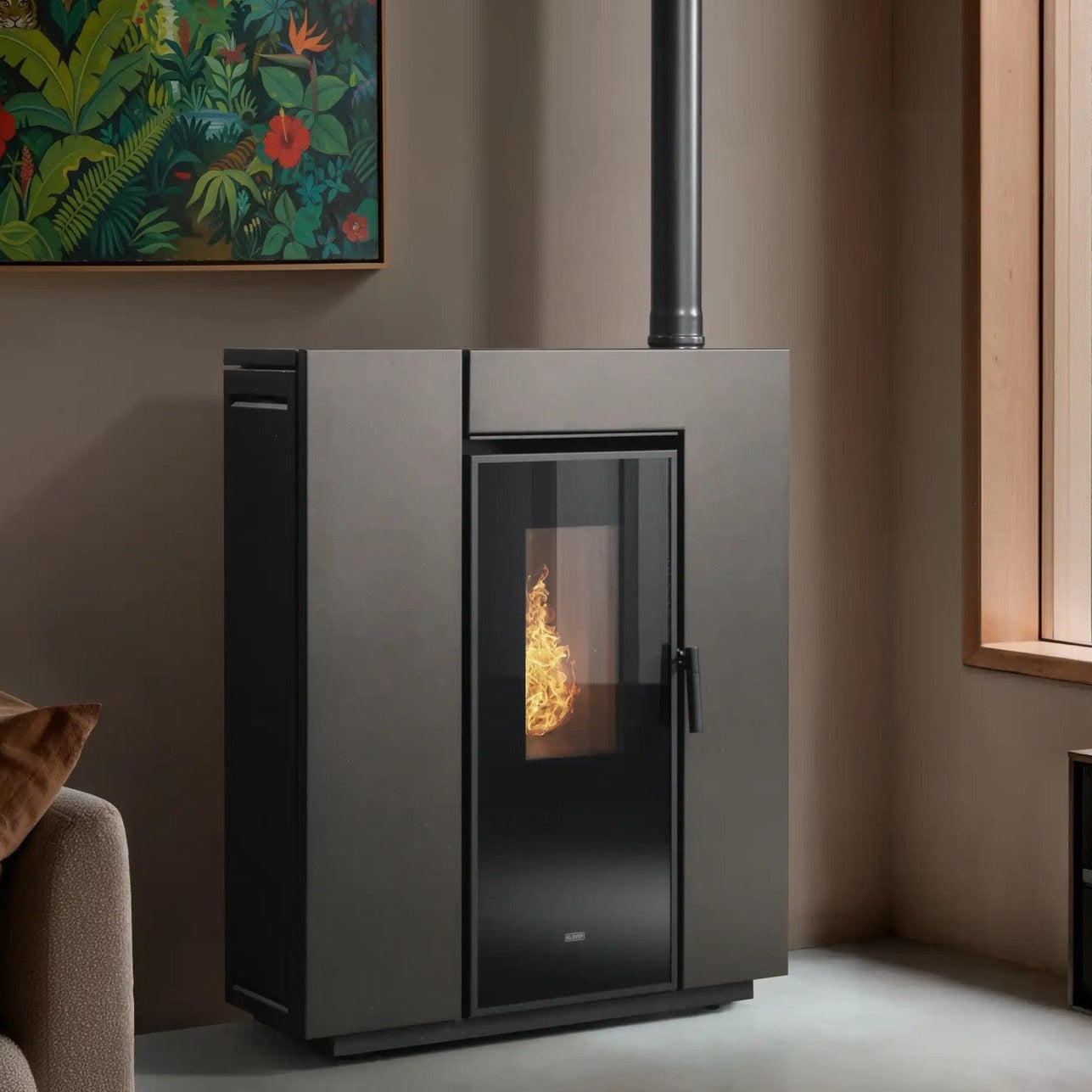 Stufa a pellet Klover Klin 80S con design moderno e pannello di controllo digitale, vista frontale.