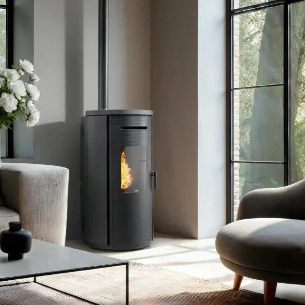 Stufa a pellet Klover Krono 80S bianca con display e uscita fumi, ideale per riscaldamento domestico efficiente.