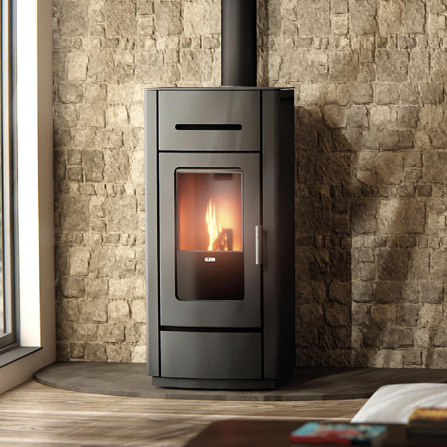 Stufa a pellet Klover Kros 80S con design moderno, in funzione con porta e pannello di controllo visibili.
