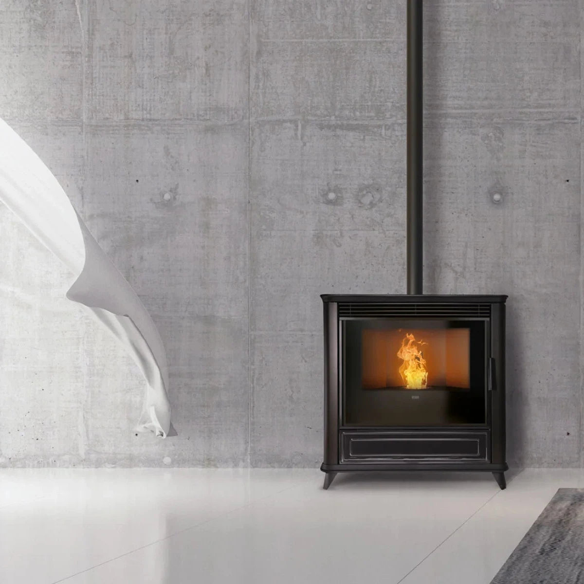 Stufa a pellet Klover Lady Air bianca con display digitale e uscita calore, design elegante e moderna per riscaldamento domestico