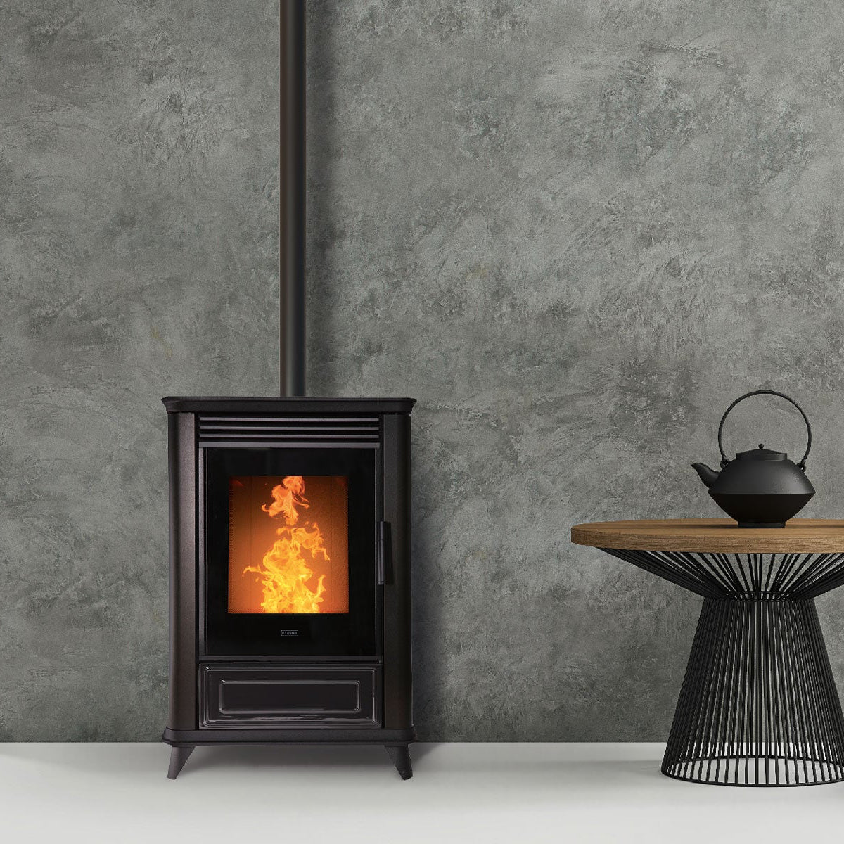 Stufa a pellet Klover Miss Air, design moderno con finitura elegante, visibile in dettaglio nell'immagine.