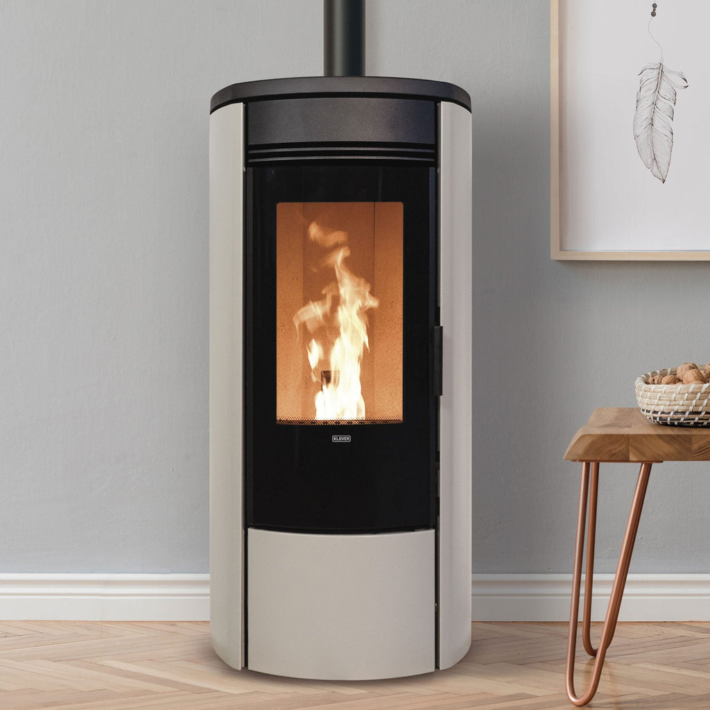 Oblò Air di Klover, stufa a pellet moderna con grande finestra in vetro per visione del fuoco.