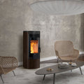 Stufa a pellet Klover Omega 120 S Plus Air con design moderno, vista frontale con pannello di controllo e uscita del fumo