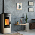 Stufa a pellet Klover Soft 80 Air con design moderno e compatto, in bianco con porta in vetro e comandi digitali.