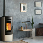 Stufa a pellet Klover Soft 80 Air con design moderno e compatto, in bianco con porta in vetro e comandi digitali.