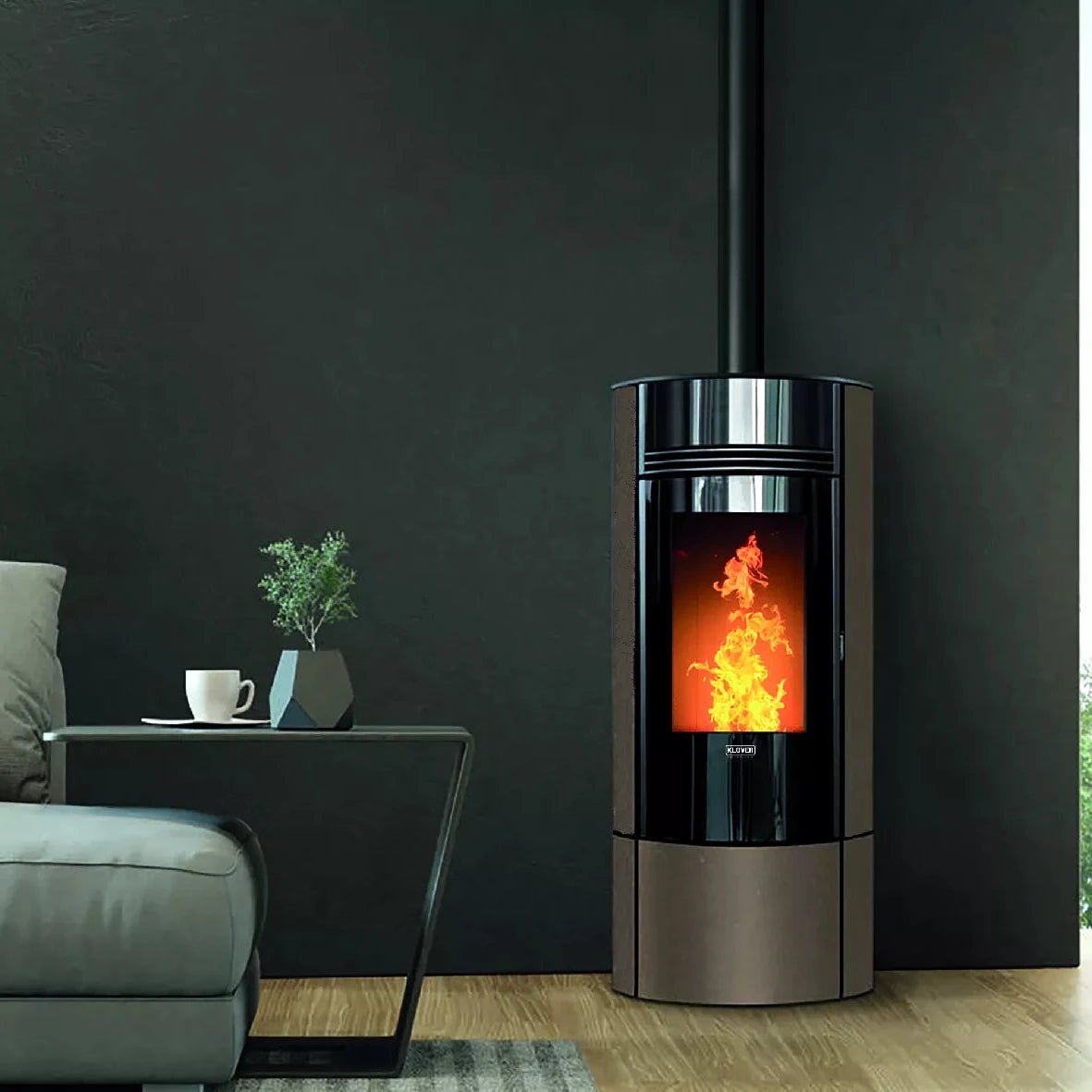 Stufa a pellet Klover Super 7 Air con design moderno e compatto, visibile con pannello di controllo e uscita fumi