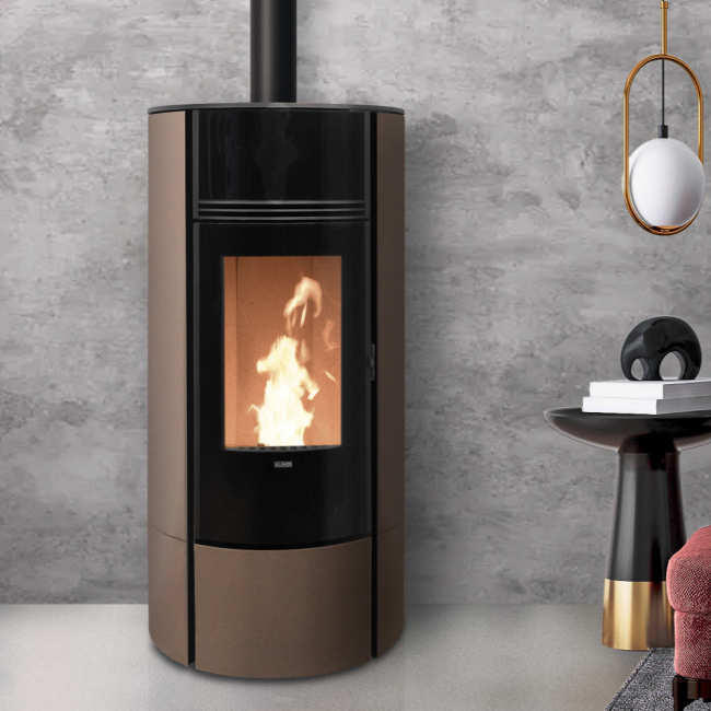 Stufa a pellet Klover Super 9 Air con design moderno e pannello di controllo digitale, vista frontale.