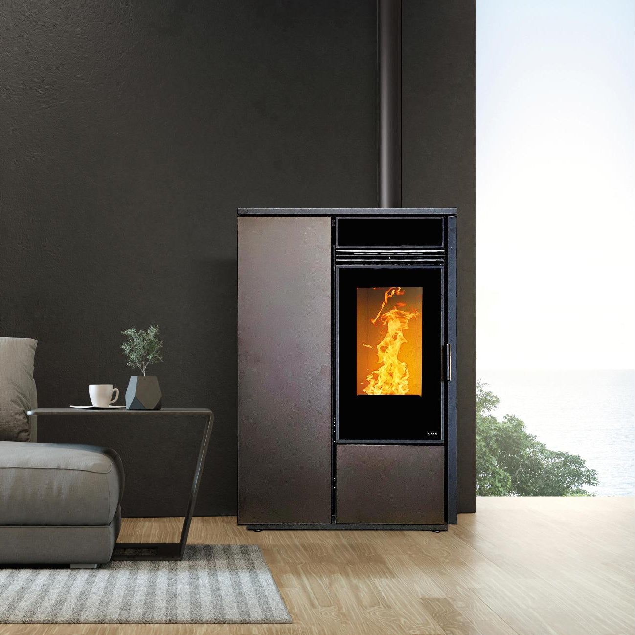 Stufa a pellet verticale Klover 100 Air in acciaio, con design moderno e tubo di scarico visibile.