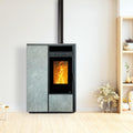 Stufa a pellet Klover Vertical 100 con pietra d'aria, vista frontale con pannello di controllo e colletto di uscita del calore