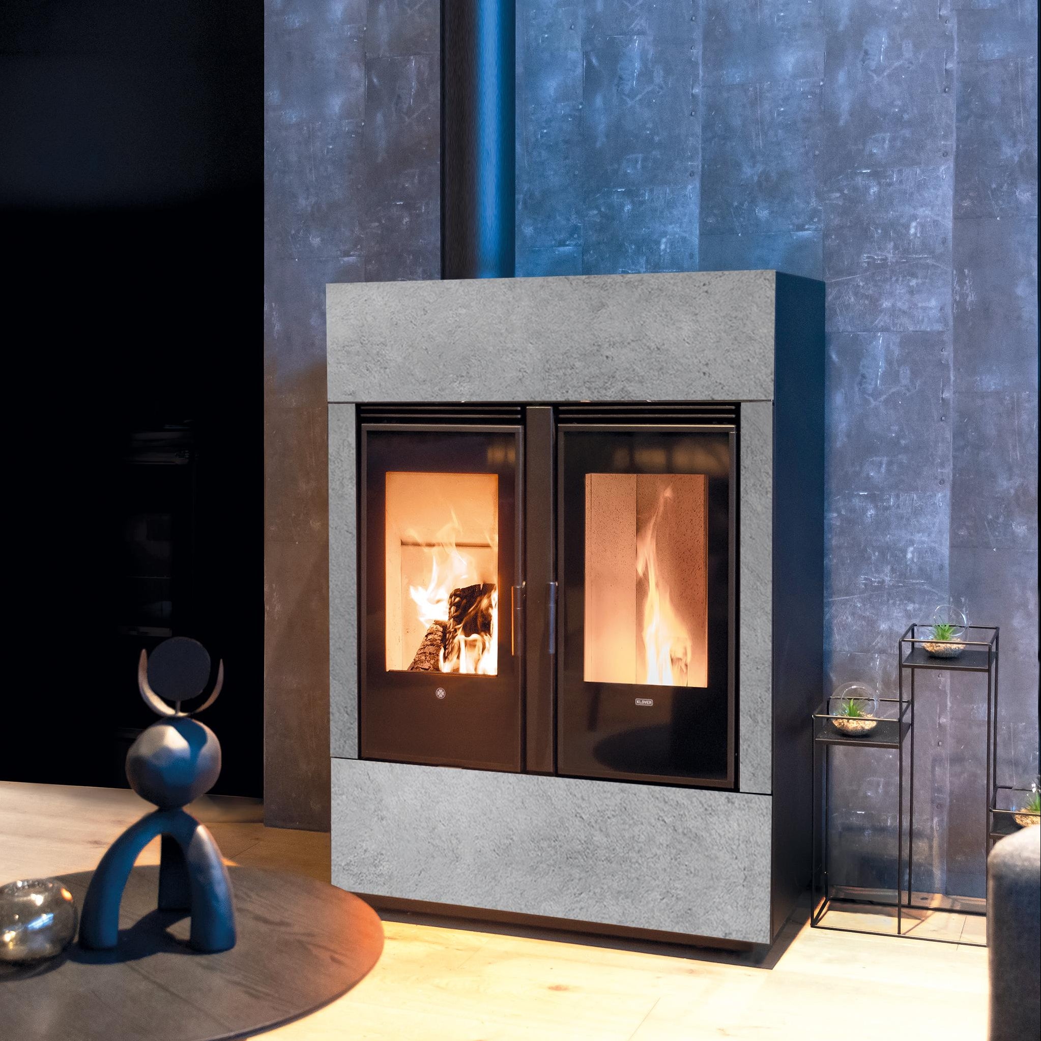 Stufa ibrida Dual Air Klover in gres, combina legna e pellet per riscaldamento efficiente e versatile.