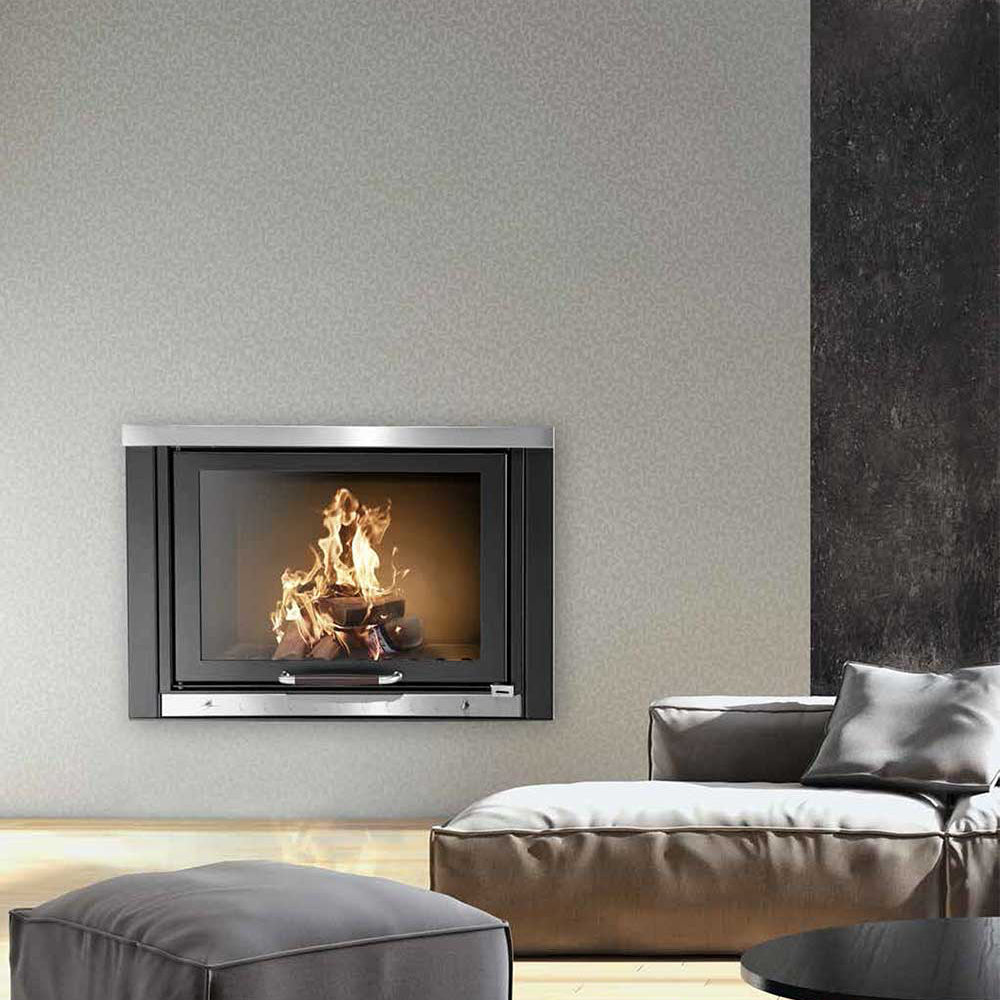 Termocamino a legna Klover TKR 27 con porta in vetro e design elegante, ideale per riscaldare ambienti domestici.