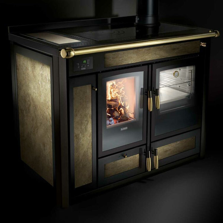 Termostufa a legna Klover Altea Country con forno, elegante stile rustico e grande capacità di riscaldamento.