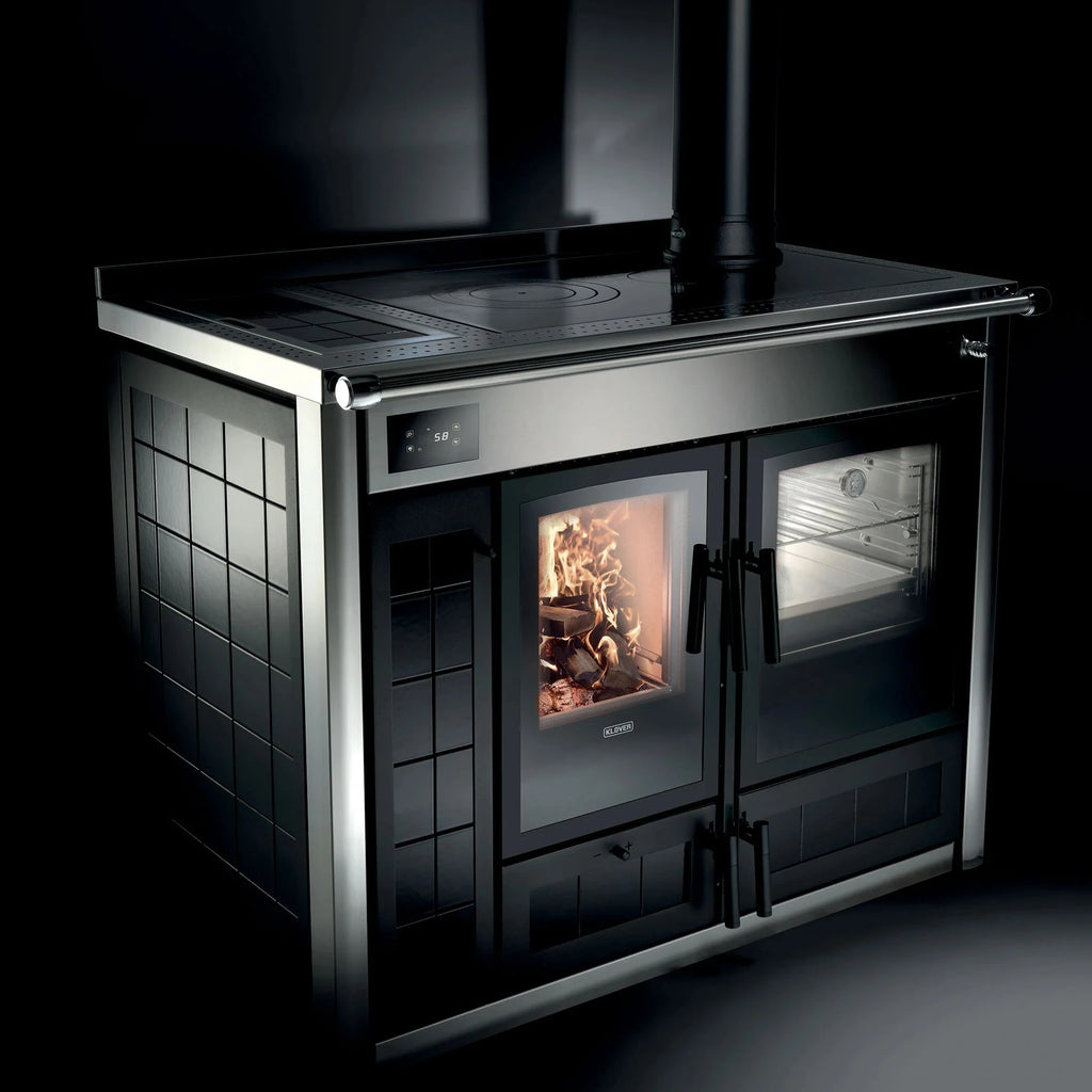Termostufa a legna Klover Altea Plus con forno integrato, design elegante e funzione di riscaldamento efficiente.