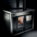 Termostufa a legna Klover Altea Plus con forno integrato, design elegante e funzione di riscaldamento efficiente.