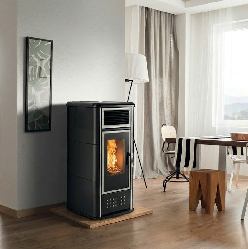 Termostufa a legna Klover Belvedere 20 con porta in vetro e design moderno, ideale per riscaldare ambienti spaziosi.