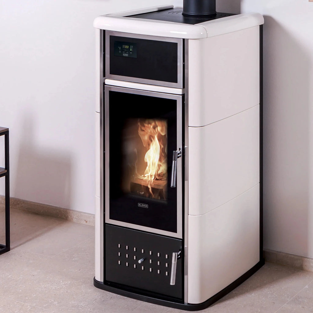 Termostufa a legna Klover Belvedere 30, moderna e efficiente, con display digitale e design elegante, in ambiente domestico.