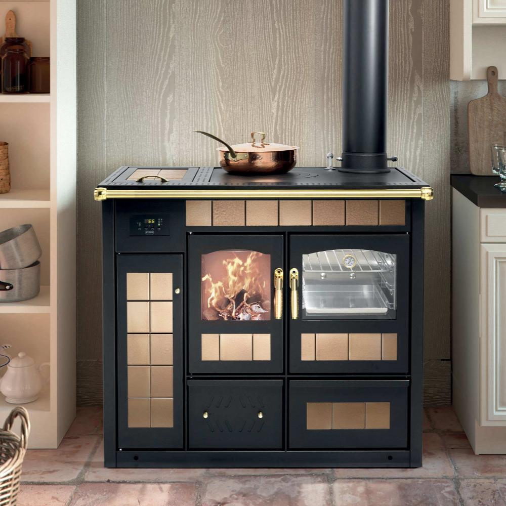 Termostufa a legna Klover Storica con forno, in acciaio nero e porta in vetro, ideale per riscaldamento domestico.