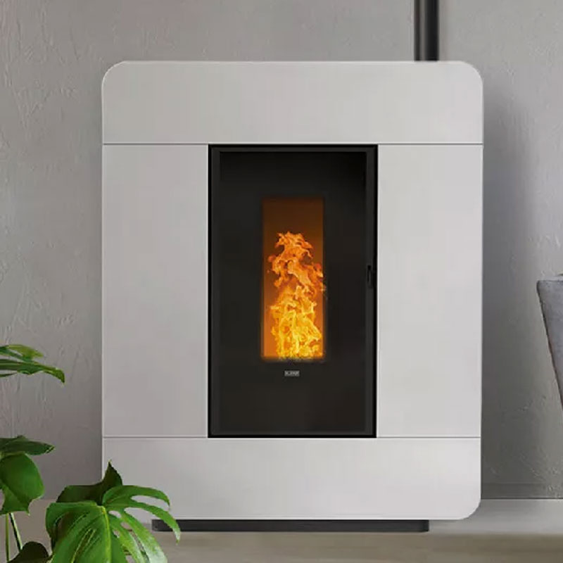 Termostufa a pellet Klover Diva Slim con design compatto e moderno, vista frontale con pannello di controllo.