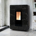 Termostufa a pellet Diva Slim Gres di Klover, elegante stufa pellet bianca con finitura gres, visibile in dettaglio.