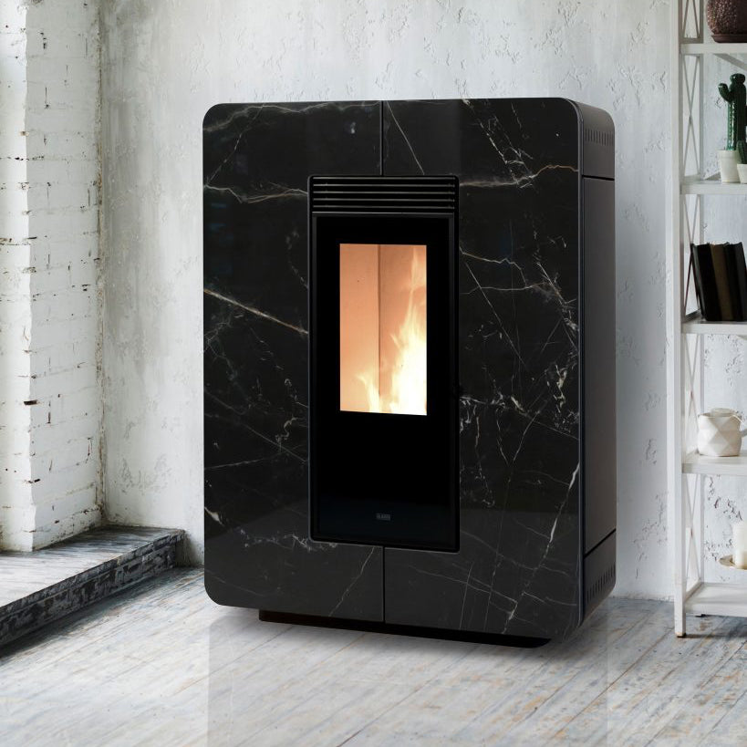 Termostufa a pellet Diva Slim Gres di Klover, elegante stufa pellet bianca con finitura gres, visibile in dettaglio.