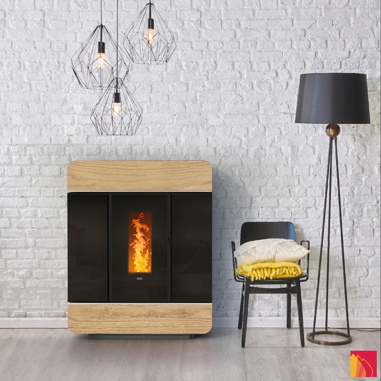 Termostufa a pellet Klover Diva Slim Wood con design elegante e finiture in legno naturale, vista frontale.