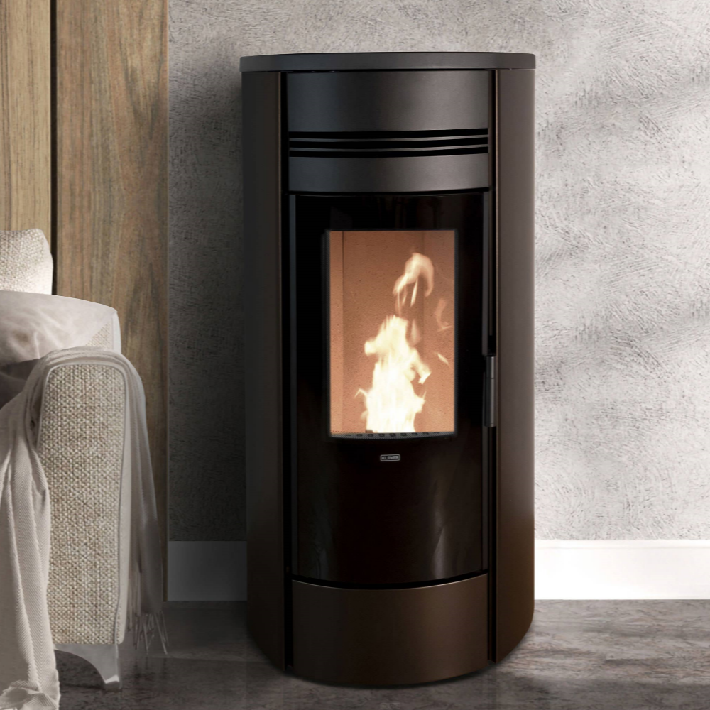 Termostufa a pellet Klover Style 180S con display digitale e finitura elegante, ideale per riscaldare con efficienza.