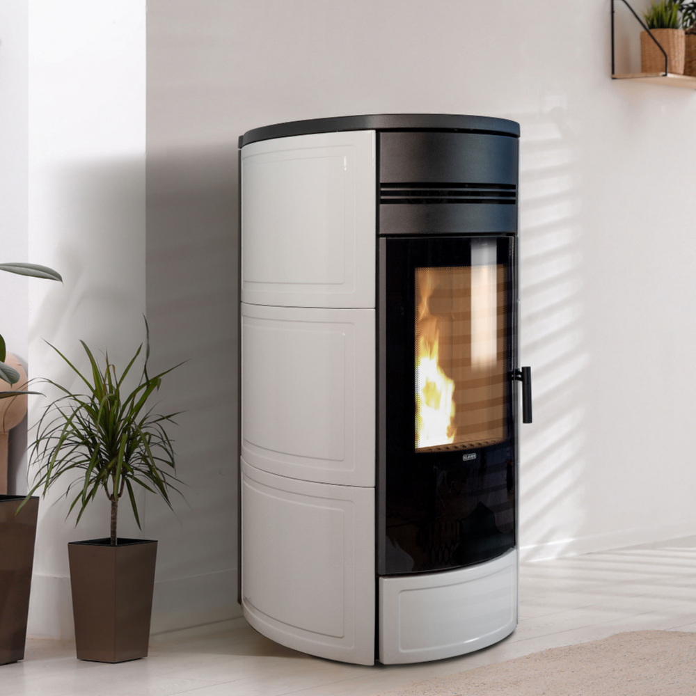 Termostufa a pellet Klover Style 180S Plus con porta in vetro e pannello di controllo digitale, vista frontale