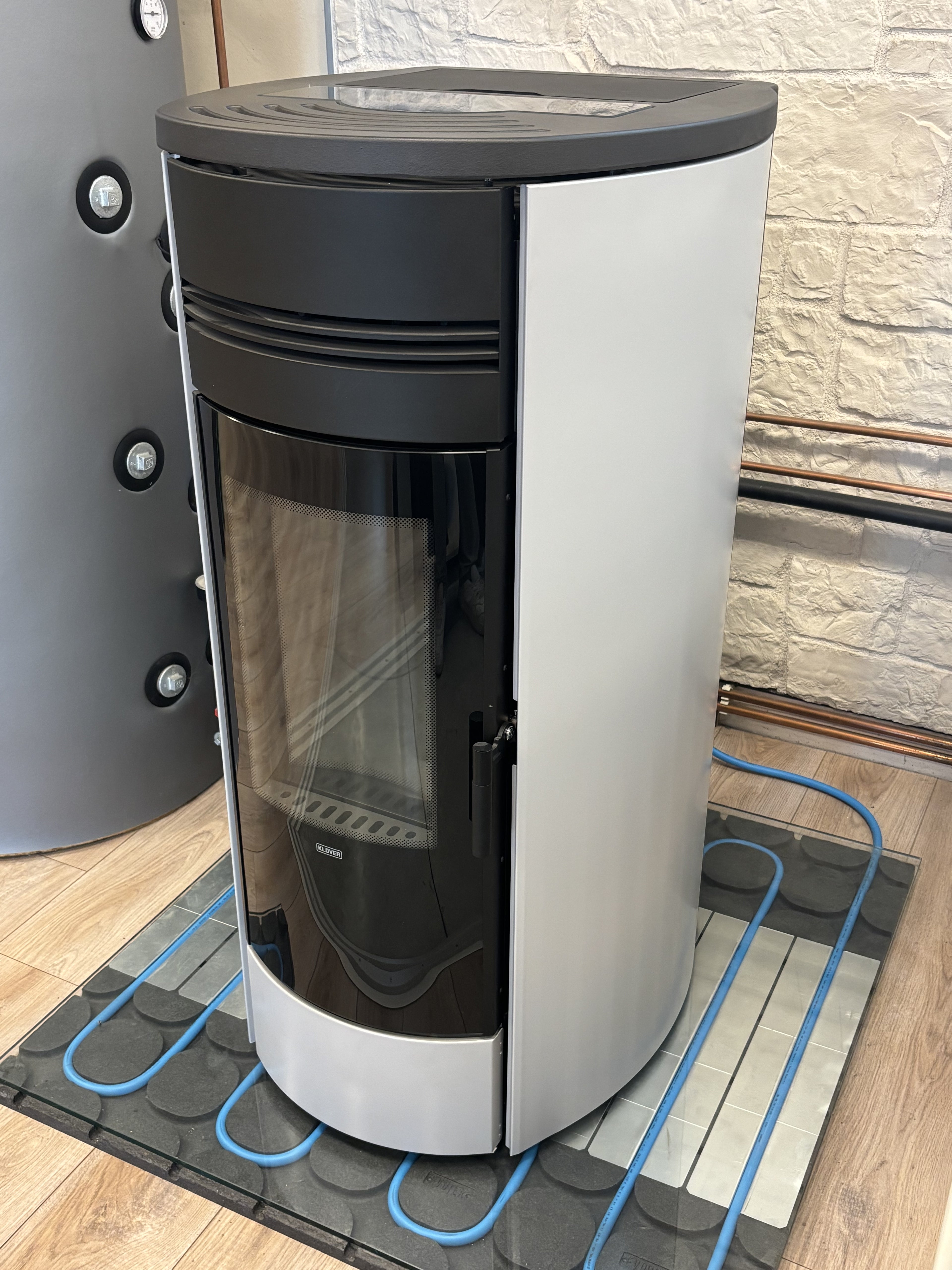 Termostufa a pellet Klover Style 220 grigia, vista frontale con controllo digitale e design moderno.