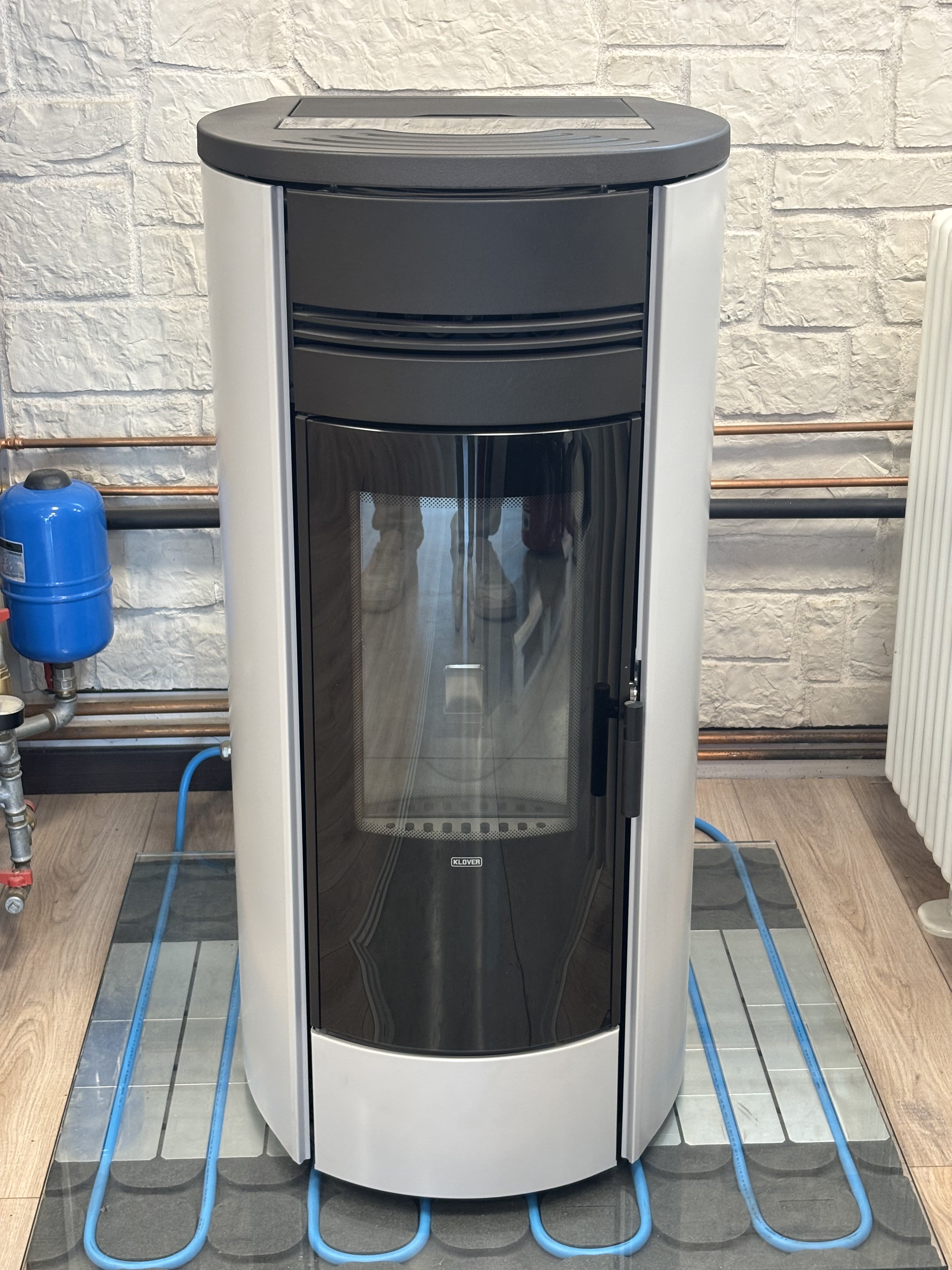 Termostufa a pellet Klover Style 220 grigia, vista frontale con pannello di controllo e design moderno