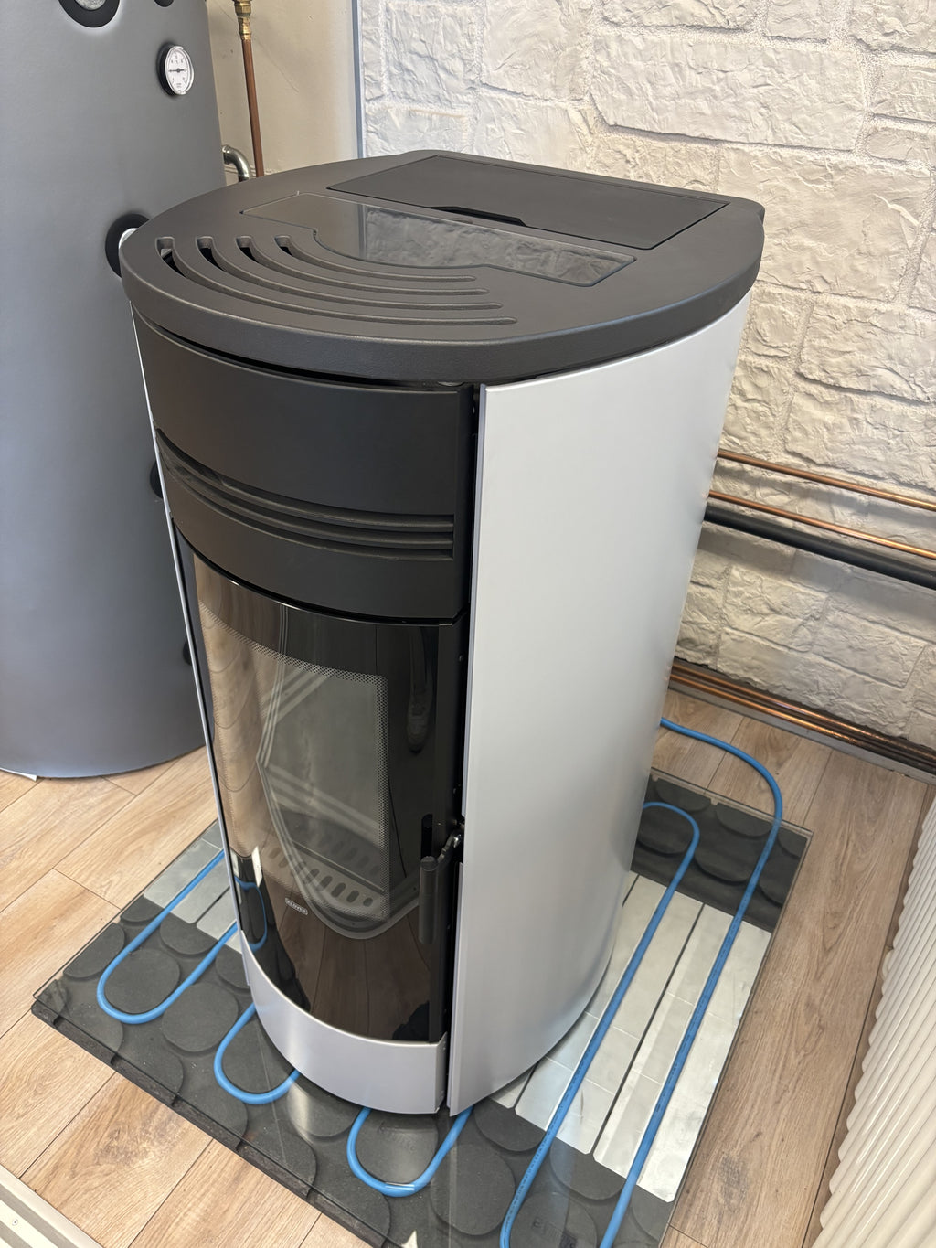 Termostufa a pellet Klover Style 220 grigia, con design moderno e finiture eleganti, ideale per riscaldamento domestico.