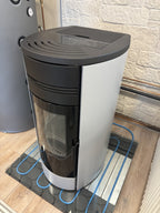 Termostufa a pellet Klover Style 220 grigia, con design moderno e finiture eleganti, ideale per riscaldamento domestico.