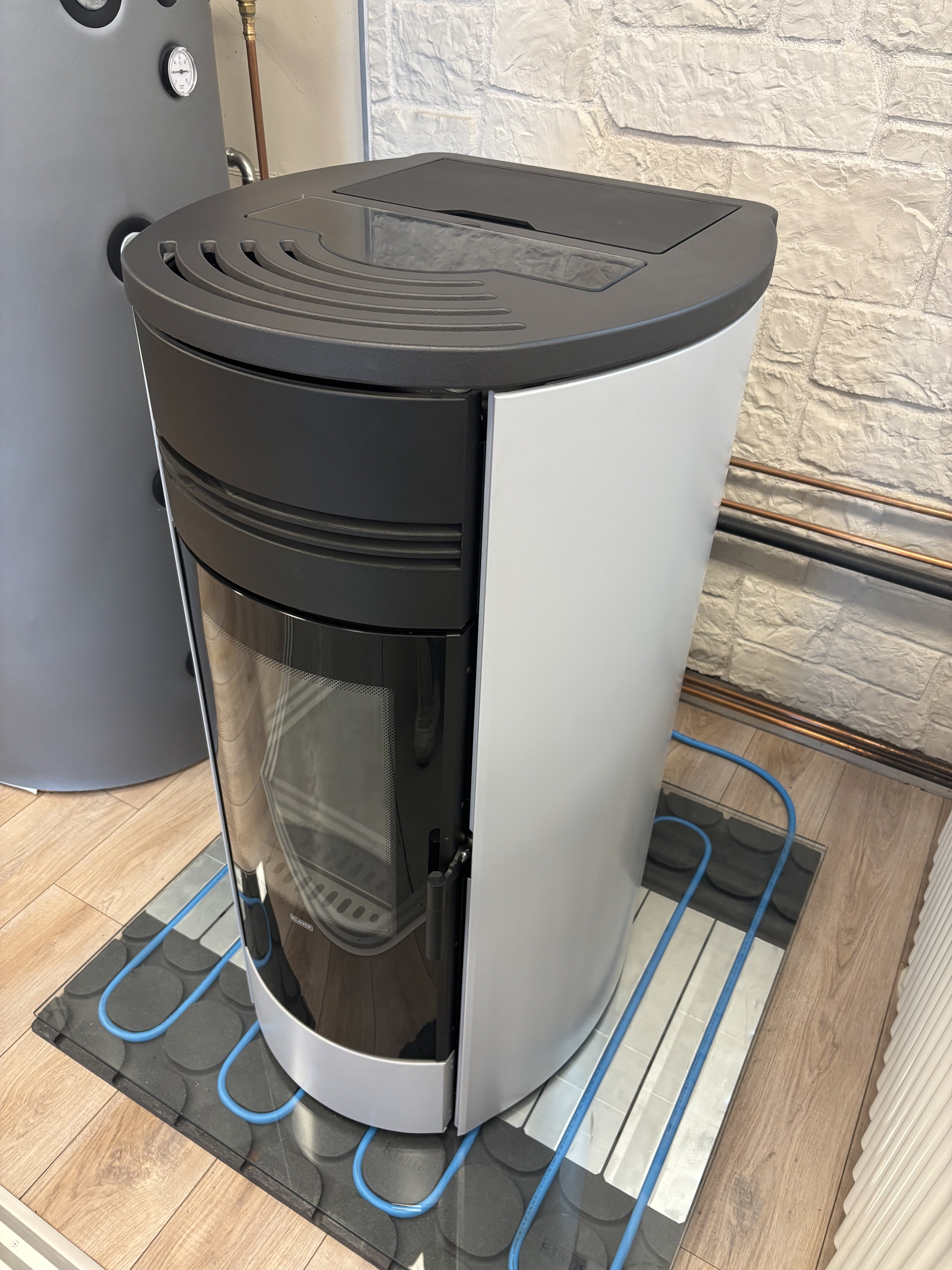 Termostufa a pellet Klover Style 220 grigia, con design moderno e finiture eleganti, ideale per riscaldamento domestico.