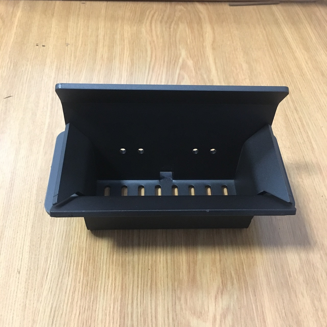 Braciere Piazzetta con inserti, accessori e ricambi per stufe e camini, in metallo con dettagli funzionali.