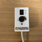 Comando ventilazione MULTINSERT Piazzetta per accessori e ricambi, con pulsante e display visibile, in plastica nera.