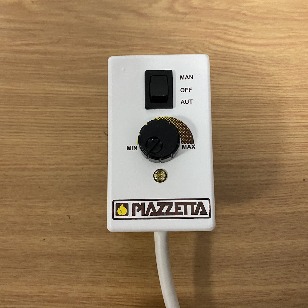 Comando ventilazione MULTINSERT Piazzetta per accessori e ricambi, con pulsante e display visibile, in plastica nera.