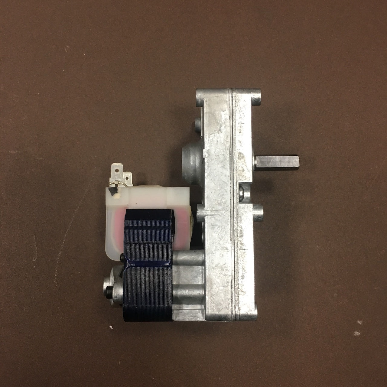 Motoriduttore Piazzetta Superior da 1.3 RPM, accessorio e ricambio per caldaie e stufe Piazzetta, con ingranaggi robusti e compatto design.